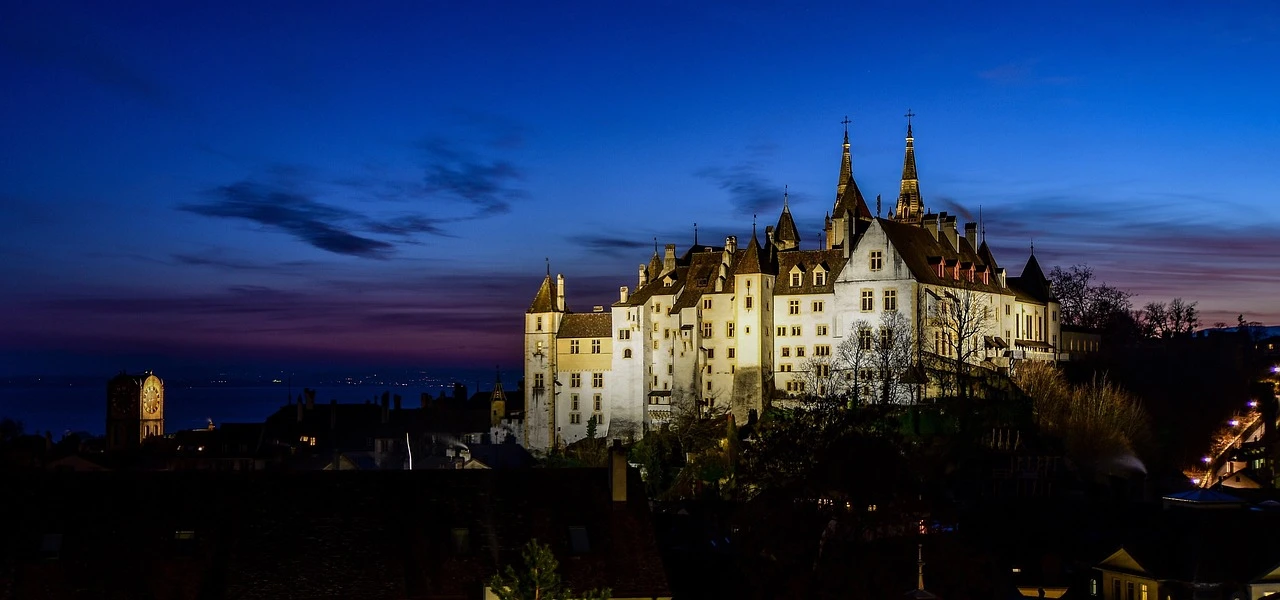 Château et collégiale de Neuchâtel au crépuscule